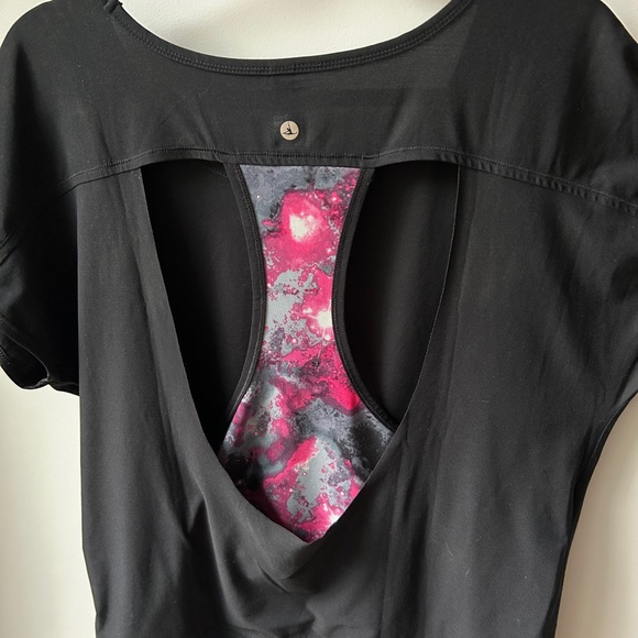 Black t-shirt with beautiful open back in a colourful soft mesh in L - Picture 4 of 5